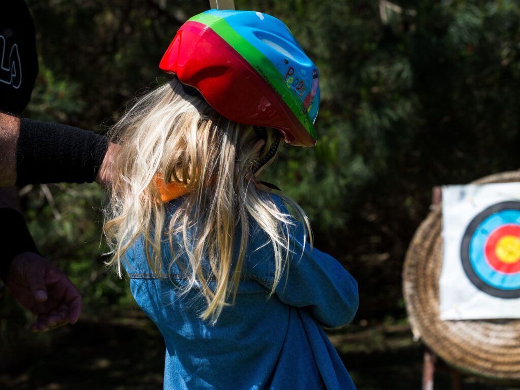 Bambina tiro con l'arco