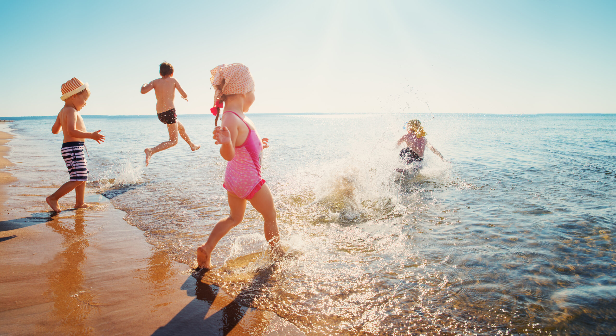 bambini in vacanza sulla spiaggia